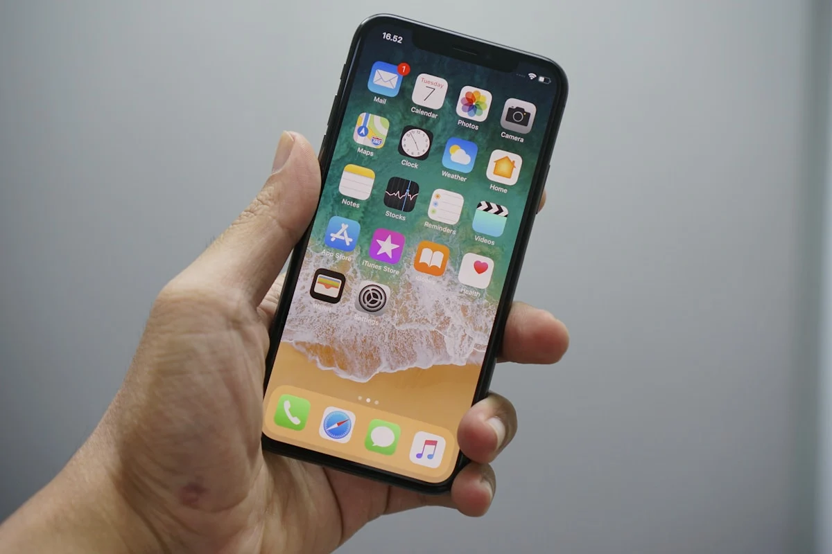 Telefon s mapou na stole před šálkem kávy