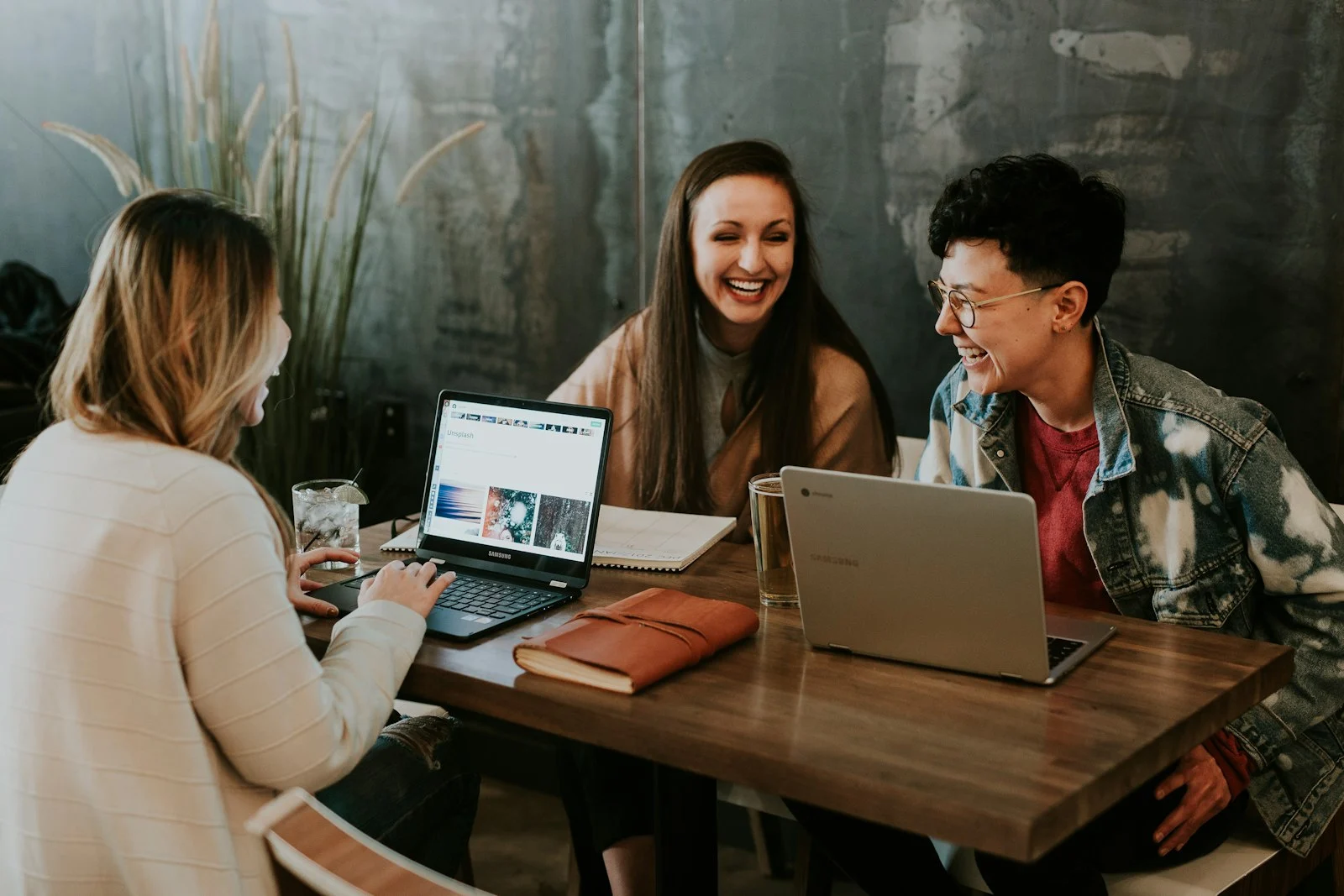 Lidé pracující v moderním coworkingu