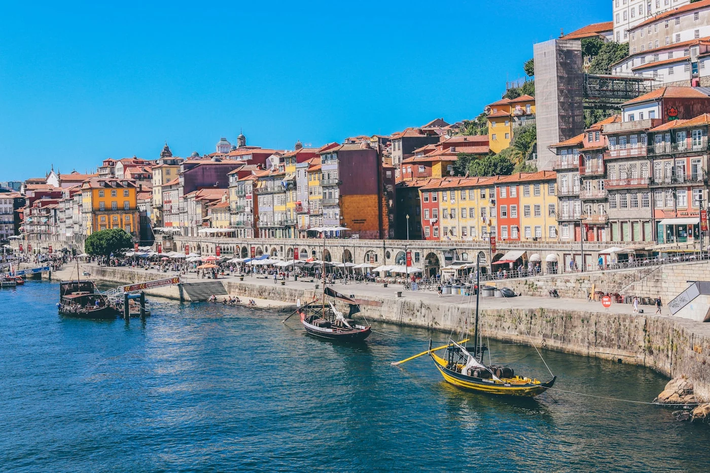 Barevné domy portské čtvrti Ribeira nad řekou Douro